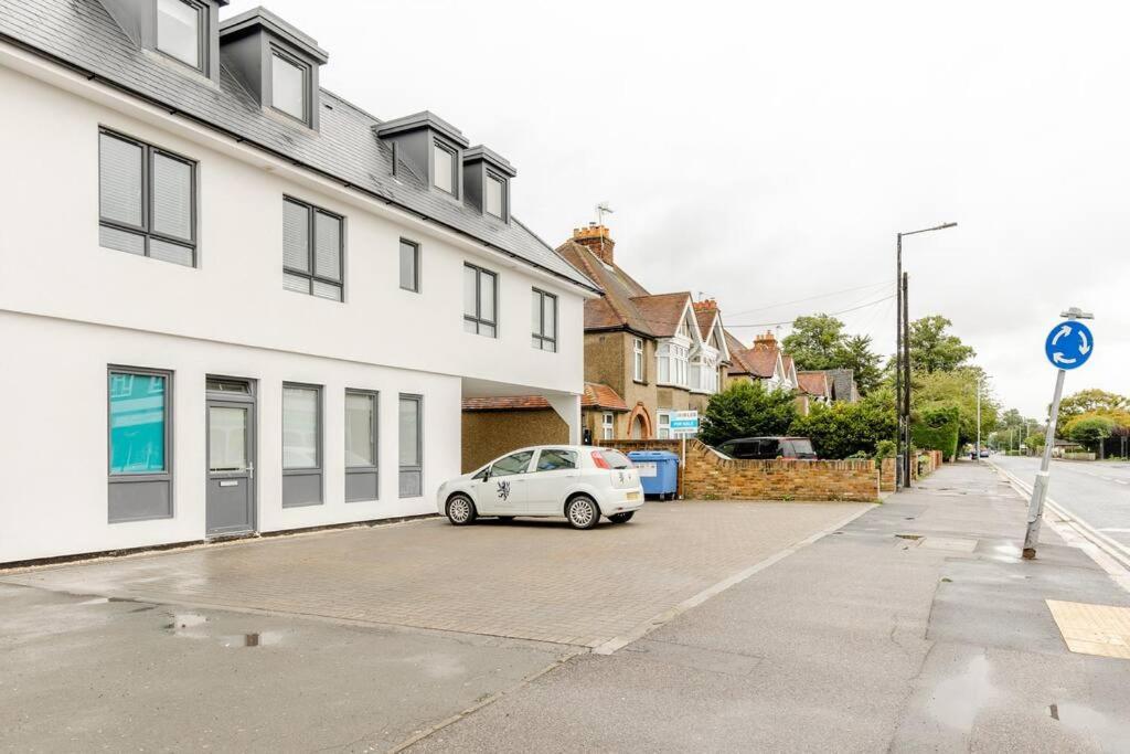 Entr - Modern Apartments In Windsor Exterior photo